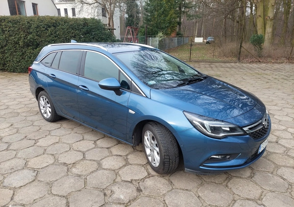 Opel Astra cena 52000 przebieg: 97000, rok produkcji 2016 z Leszno małe 191